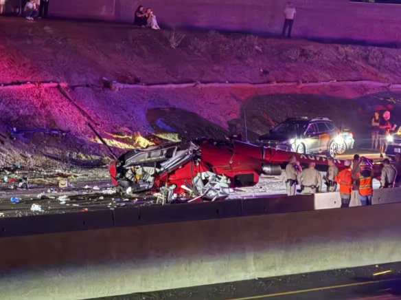 Trực thăng y tế rơi xuống cao tốc Mỹ, mảnh vỡ rải khắp đường