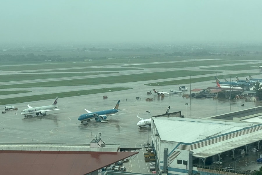 Mưa dông kèm gió đứt, 17 chuyến bay đến Nội Bài phải bay vòng chờ