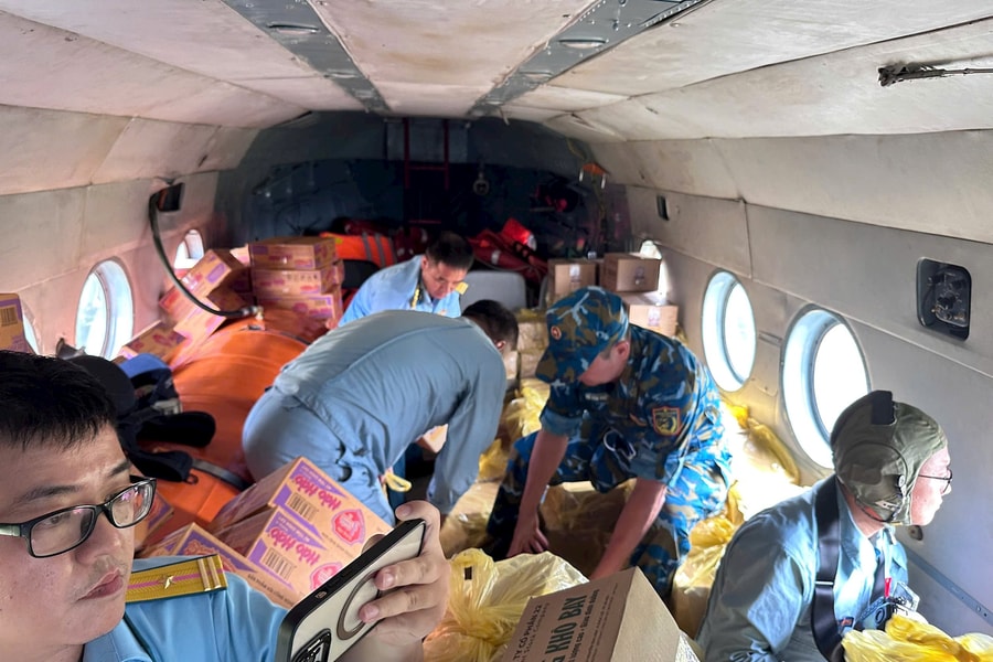 Trực thăng không quân chở 4 tấn hàng cứu trợ người dân vùng lũ