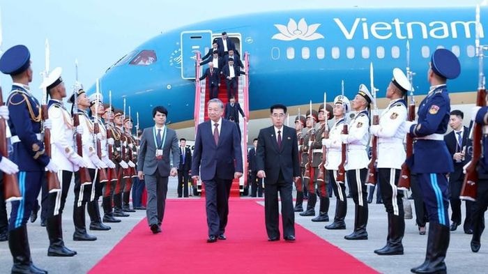 Chuyến bay đặc biệt đưa Tổng Bí thư Tô Lâm tới sân bay Bình Nhưỡng