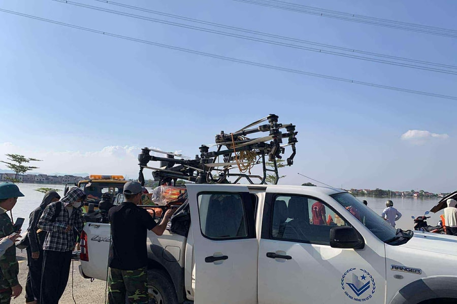 Chuyện về những ‘cánh drone’ thả hàng cứu trợ vùng ngập lụt