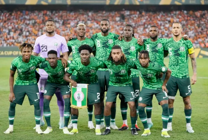 Kính buồng lái nứt, chuyến bay của đội tuyển Nigeria suýt gặp thảm họa