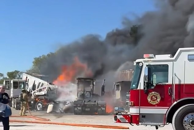 Video máy bay rơi lao trúng xe đầu kéo 18 bánh ở Mỹ