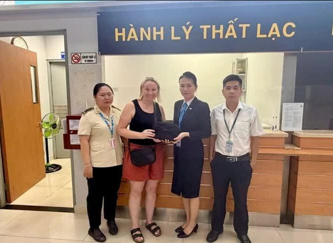 Nhân viên sân bay Phú Quốc trả lại 37 triệu đồng cho hành khách bỏ quên