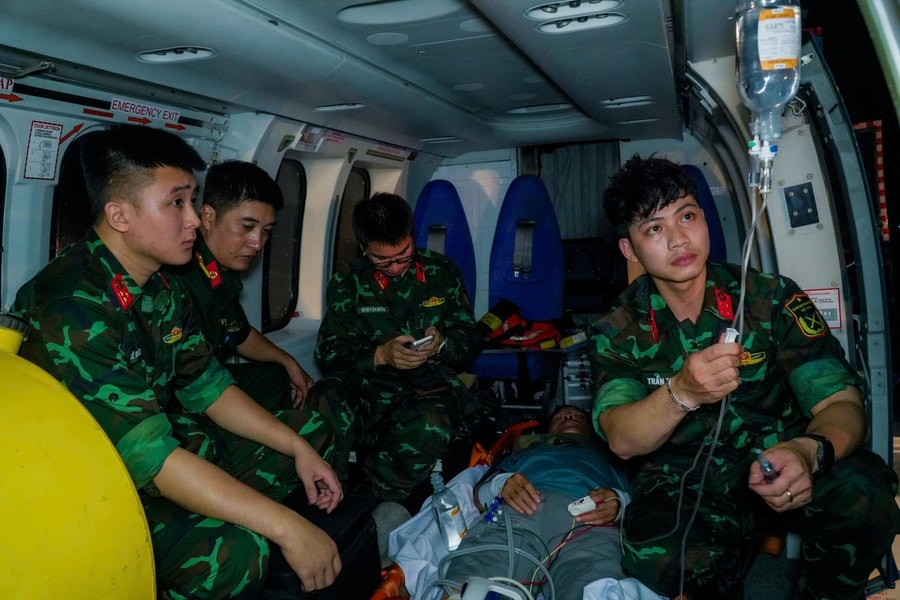 Trực thăng xuyên đêm cứu bệnh nhân từ đảo Thuyền Chài về đất liền