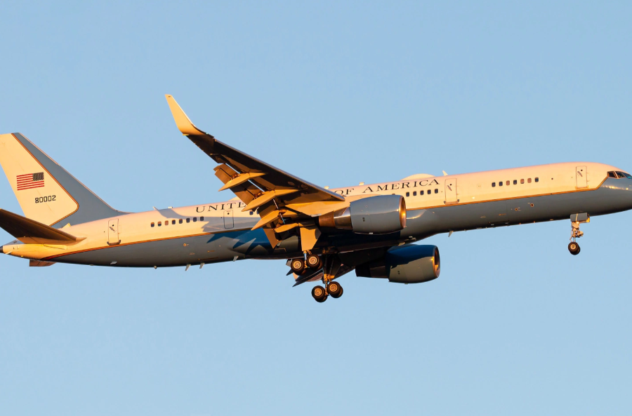 Nguyên nhân máy bay chở Bộ trưởng Quốc phòng Mỹ chuyển hướng hạ cánh khẩn