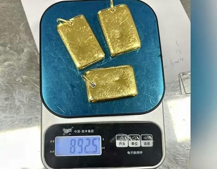 Điều tra vụ mang kim loại nghi vàng qua sân bay Nội Bài