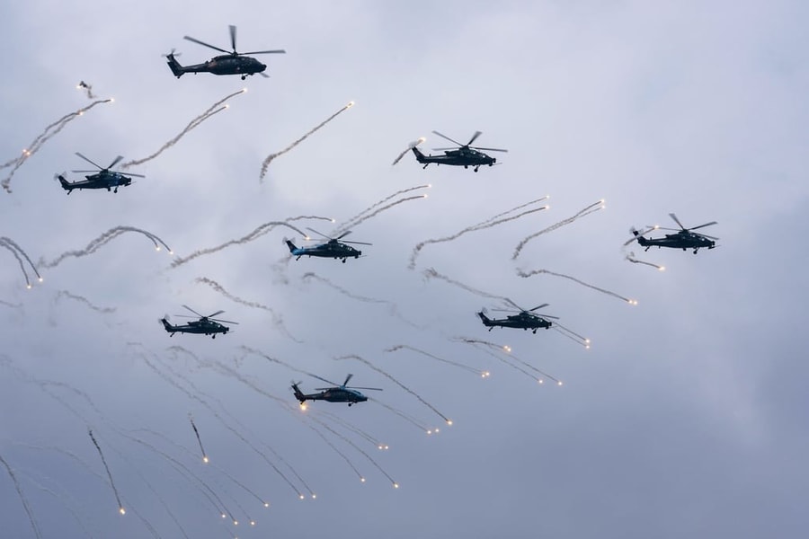Trung Quốc phô diễn sức mạnh trực thăng tấn công Z-20T