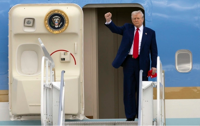 Nghi có 'ổ bắn tỉa', Tổng thống Donald Trump được hộ tống lên chuyên cơ bằng lối phụ