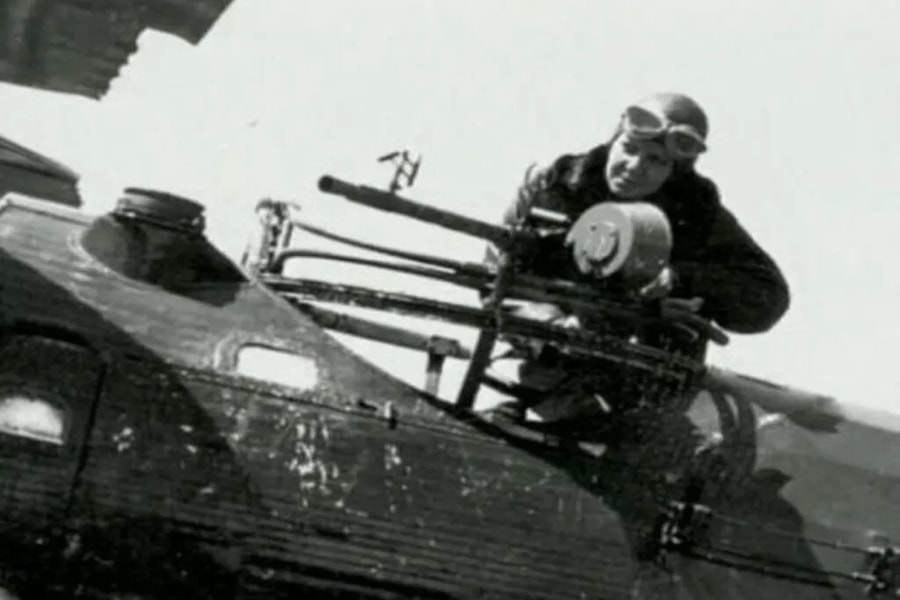 Người phụ nữ đầu tiên trở thành phi công máy bay chiến đấu thế nào