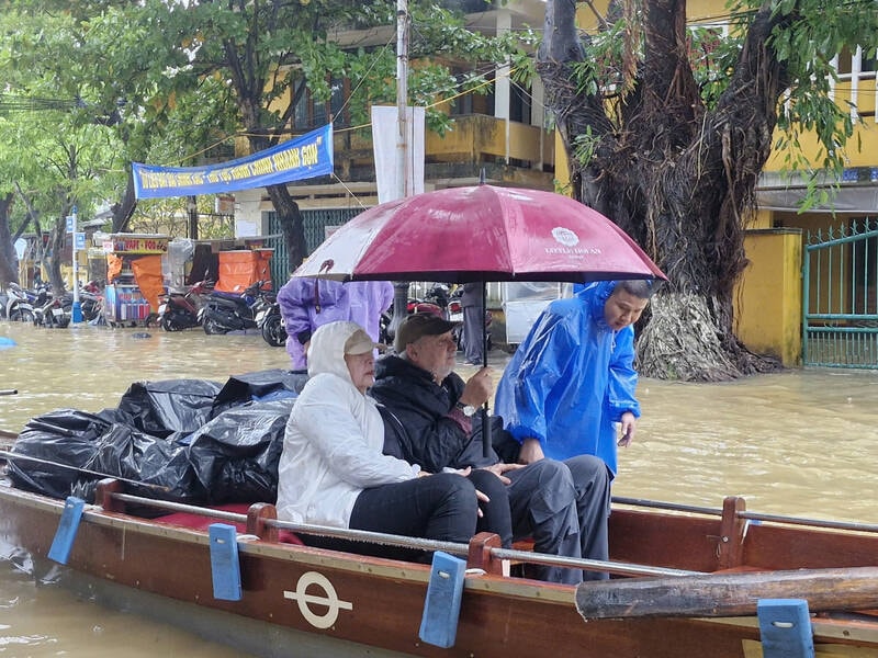 Du khách Hội An, Huế được sơ tán bằng thuyền do mưa lũ