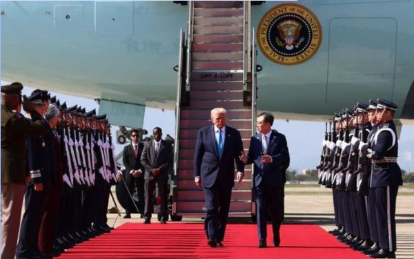 Hai tiêm kích F-16 hộ tống chuyên cơ Không lực Một của ông Trump đến Hàn Quốc