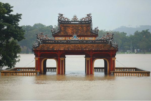 Xót xa di tích Huế, Hội An trong dòng nước lũ