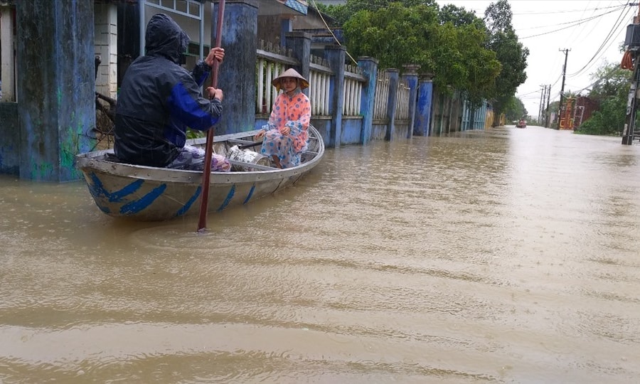 Đà Nẵng chìm trong nước nhìn từ khoang máy bay, đường vào sân bay có bị gián đoạn