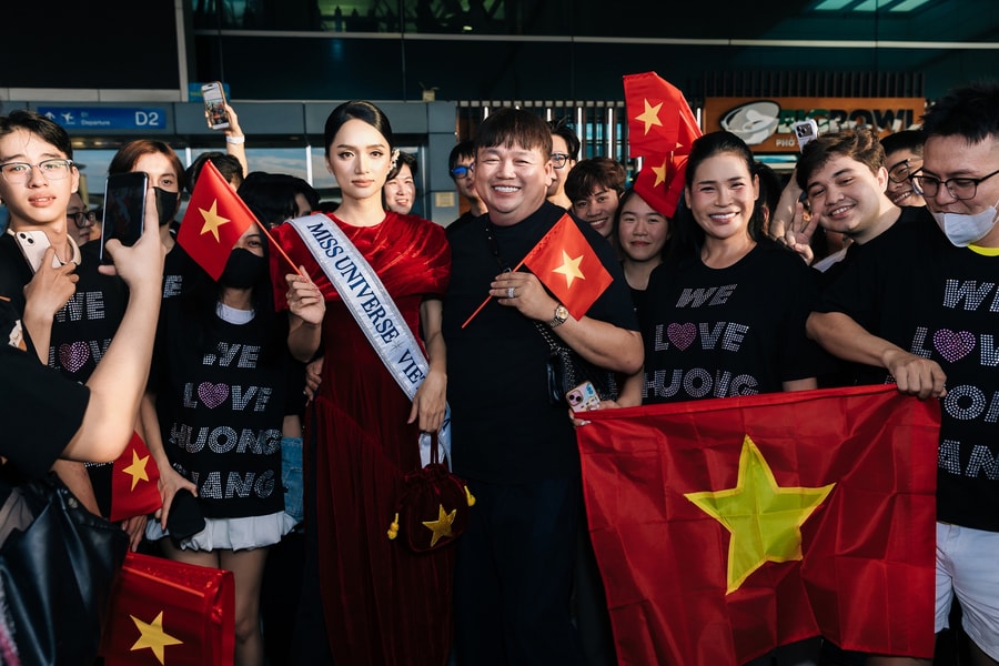 Hàng trăm fan tiễn Hoa hậu Hương Giang tại sân bay Tân Sơn Nhất dự thi Miss Universe 2025