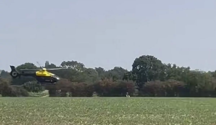 Video trực thăng cảnh sát Anh bay sát đất truy đuổi nghi phạm