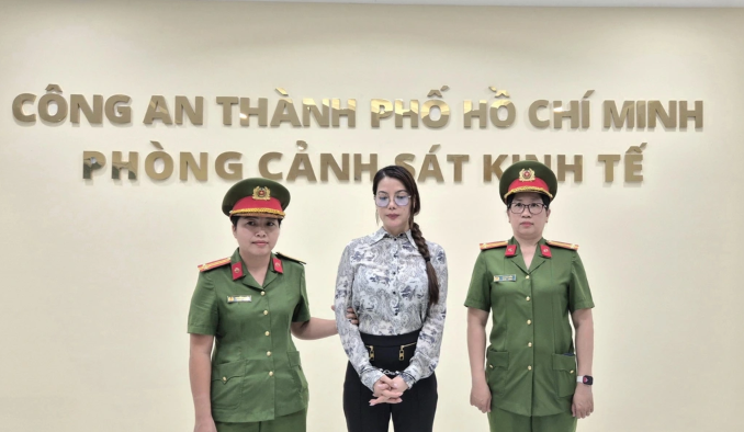 Những khoảnh khắc nổi bật của Trương Ngọc Ánh tại sân bay