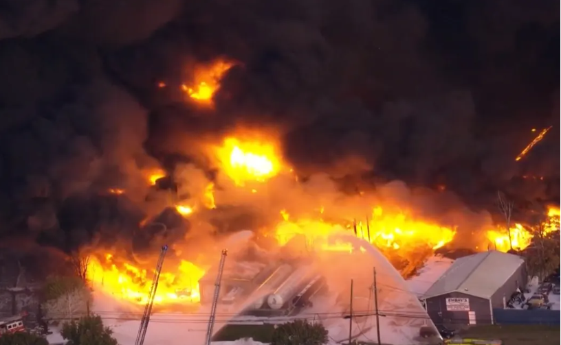 Máy bay chở hàng rơi gần sân bay tại Mỹ, ít nhất 14 người thương vong