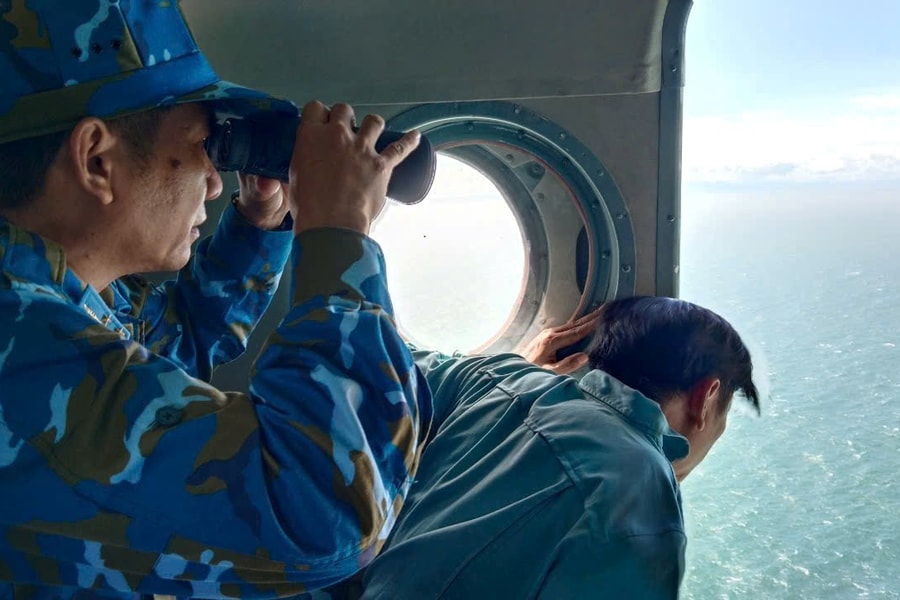 Trực thăng được huy động tìm kiếm 3 người mất tích trên biển Lý Sơn