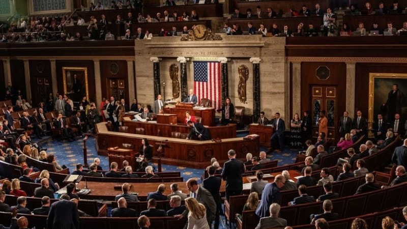 Hỗn loạn hàng không, nghị sĩ Mỹ lái xe xuyên bang về Washington để bỏ phiếu