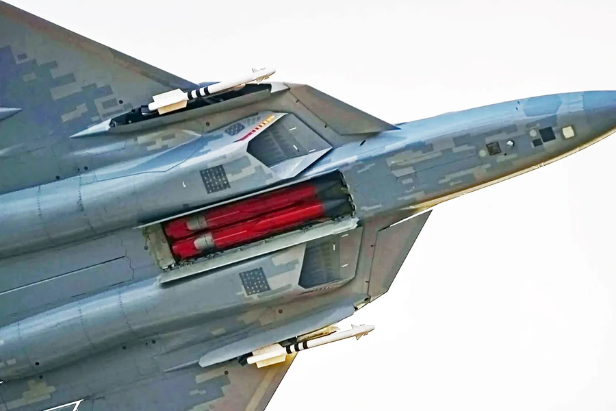 Su-57 Felon phô diễn khoang vũ khí, dàn tên lửa ‘khủng’
