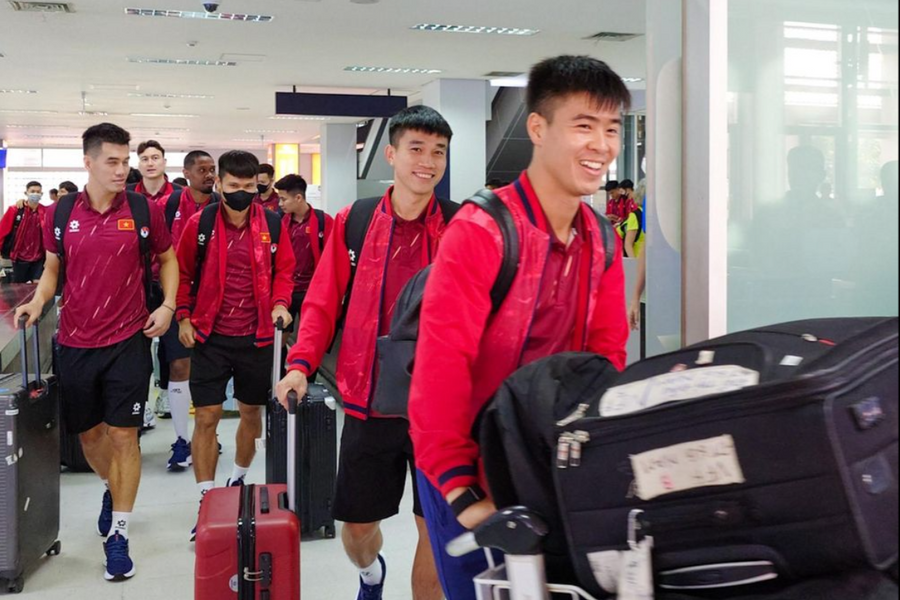 Sao ở sân bay: Tuyển Việt Nam đến Wattay, sẵn sàng cho trận gặp Lào ngày 19/11