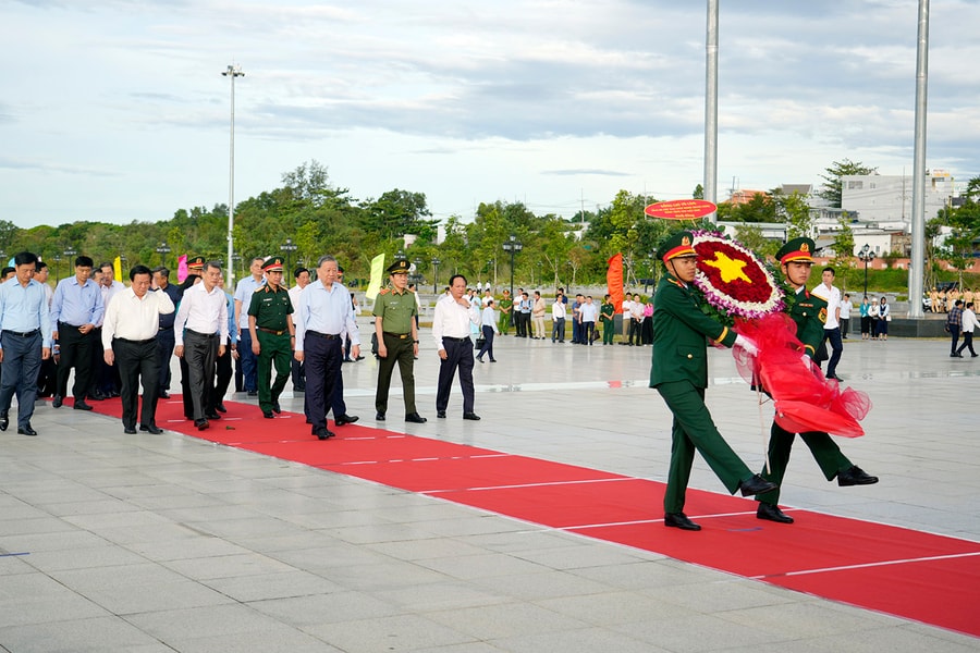 Tổng Bí thư Tô Lâm dâng hoa Tượng đài Bác Hồ, Phú Quốc ngày càng thuận tiện đường bay