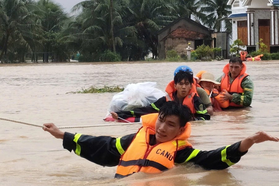 Khách Tây mắc kẹt 2 ngày vì lũ, dự báo đêm nay miền Trung tiếp tục mưa lớn
