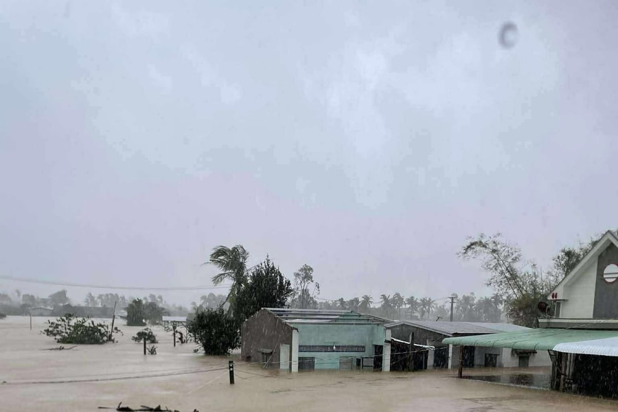 Bị ngập sâu do mưa lũ, sân bay Tuy Hòa tạm ngưng khai thác trong ngày 20/11