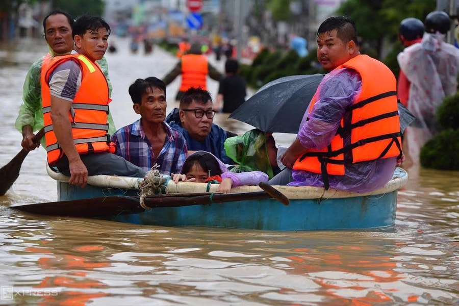 Lũ miền Trung đang rút, sân bay Tuy Hòa mở cửa trở lại từ 12h trưa ngày 21/11