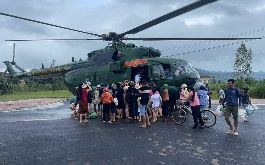 Trực thăng Trung đoàn Không quân 917 bay thả hàng cứu trợ người dân vùng lũ