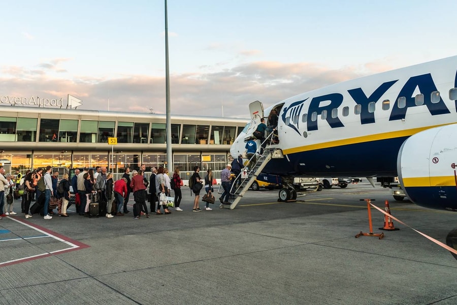 Máy bay thường trễ, Ryanair bị thu hồi 2 khung giờ hạ cánh