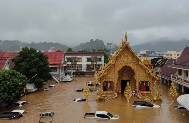 Thái Lan điều tàu sân bay ứng phó lũ lụt, hàng nghìn du khách mắc kẹt