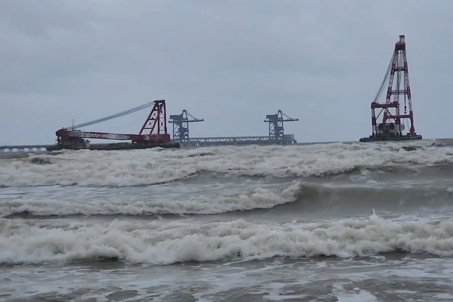 Bão số 15 di chuyển chậm nhưng phức tạp