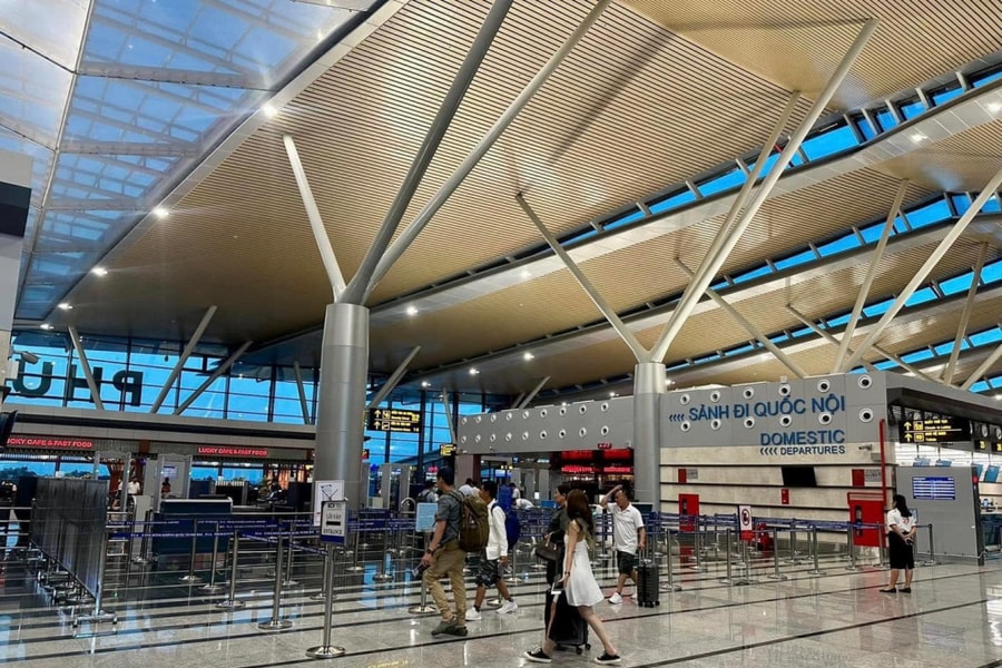 Sân bay Phú Bài trả lại hơn 110 triệu đồng cho hành khách bỏ quên