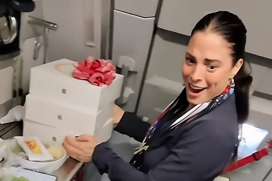 Hành khách tặng AirPods Max cho cả phi hành đoàn