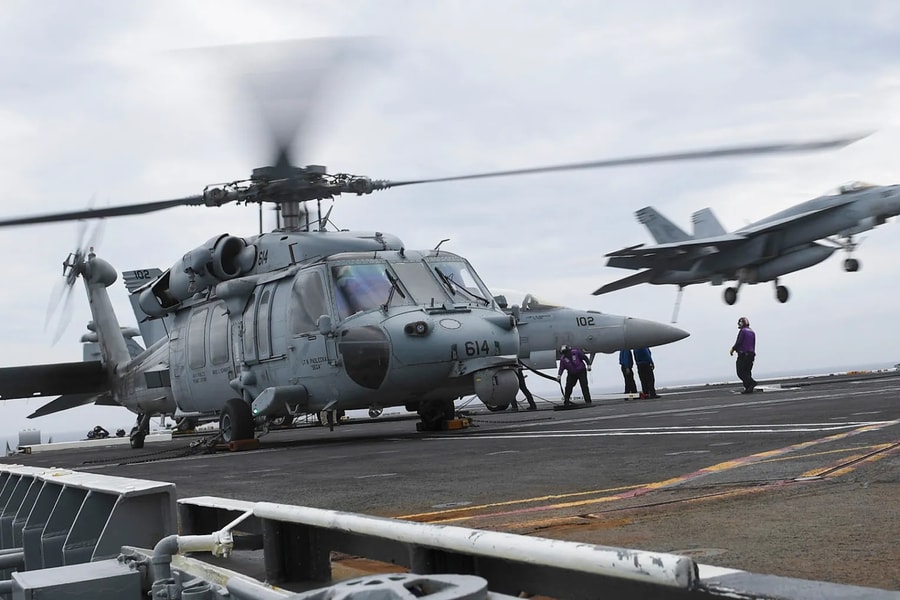 Hải quân Mỹ trục vớt 2 máy bay rơi, chìm  hơn 120 m ở Biển Đông