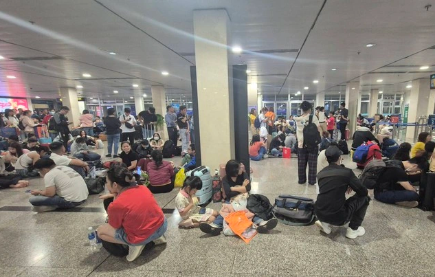 Hãng bay chậm chuyến phải xin lỗi và lo ăn nghỉ cho khách