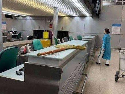 Vì sao khách Tây phải bỏ lại chổi đót ở sân bay Tân Sơn Nhất