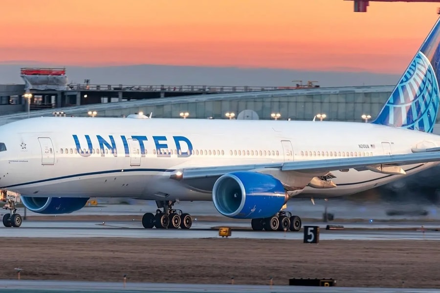 Máy bay Mỹ hỏng động cơ khi cất cánh, gây cháy dọc đường băng