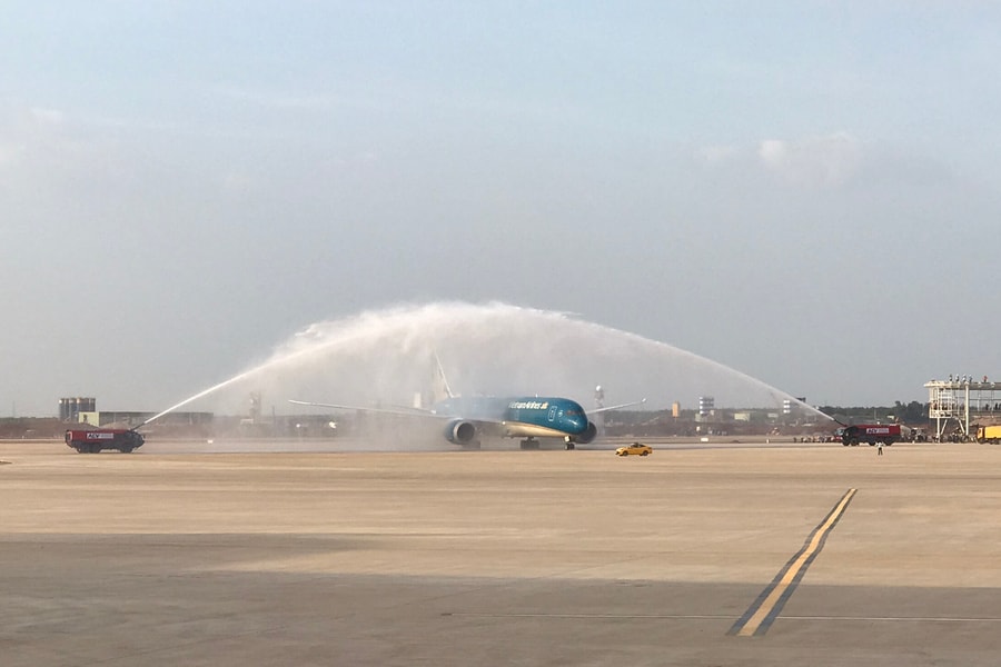 Hình ảnh Boeing 787-9 của Vietnam Airlines hạ cánh ở sân bay Long Thành