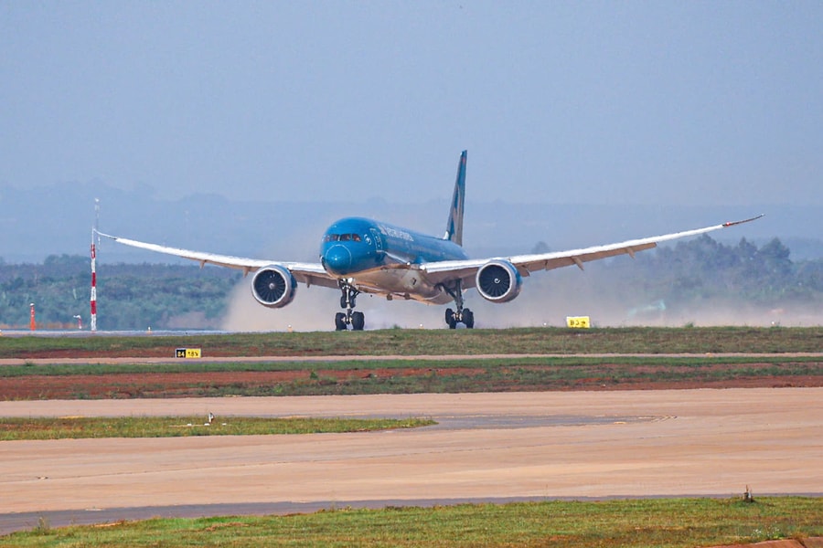 Giây phút lịch sử Sân bay Long Thành khi đón chuyến bay đầu tiên hạ cánh