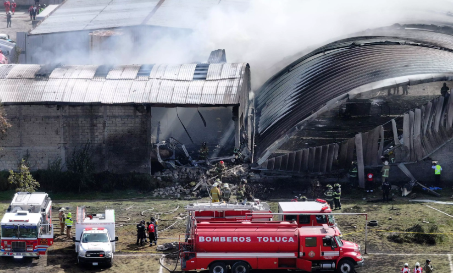Máy bay phản lực rơi gần sân bay Toluca, 7 người thiệt mạng