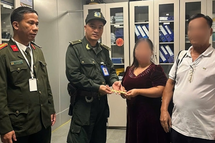 Sân bay Phú Bài trao trả lắc vàng cho nữ hành khách bỏ quên