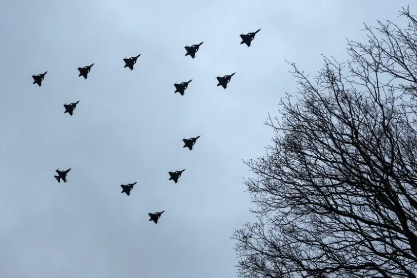 Chiến đấu cơ Thụy Điển - Đan Mạch trình diễn đội hình cây thông Noel