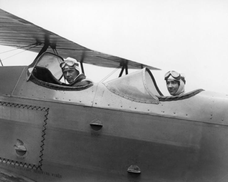 Chuyện tình trắc trở của cặp đôi làm thay đổi lịch sử hàng không