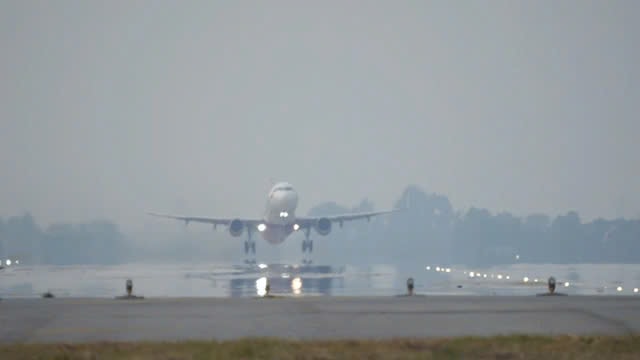 Thời tiết sân bay ngày 21/12: Miền Bắc rét và sương mù sớm, miền Trung mưa cục bộ