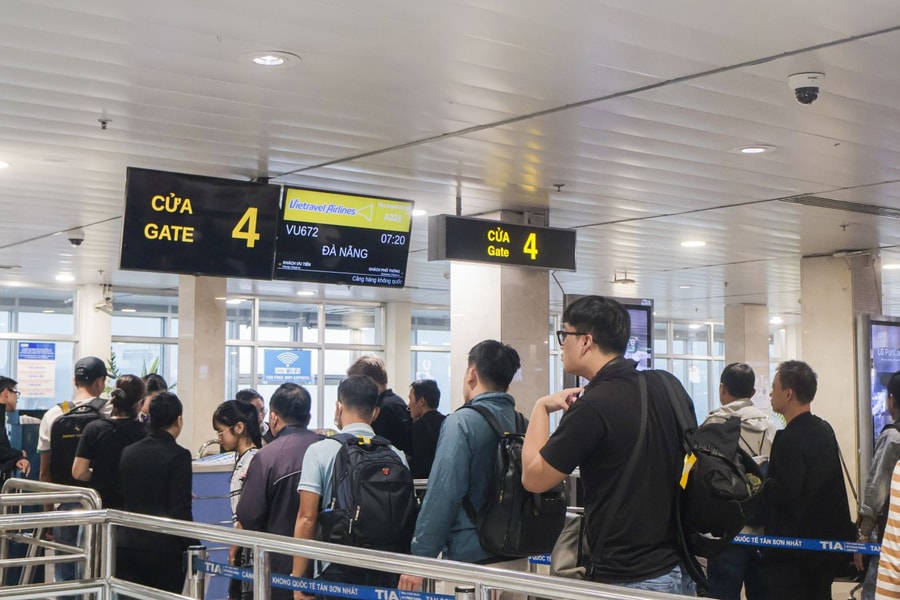 Hàng không vào mùa cao điểm, giá vé máy bay ‘nóng lên’ từng ngày