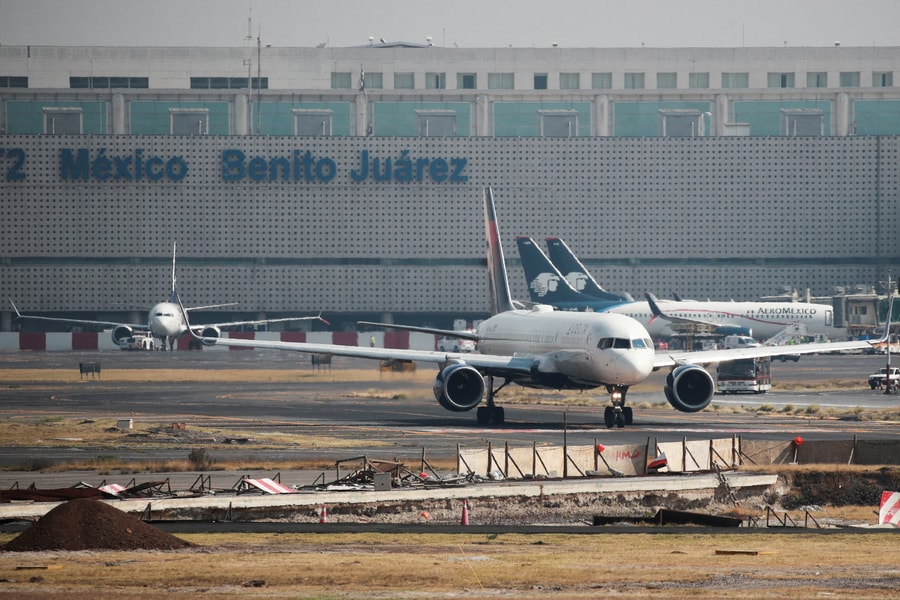 Phi công cố thủ trong buồng lái trước giờ cất cánh vì bị nợ lương