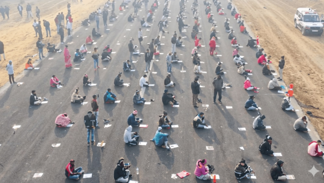 Đường băng Ấn Độ biến thành phòng thi cho 8.000 thí sinh